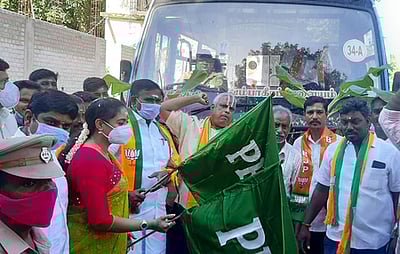 புதுச்சேரி - ஊசுட்டேரி இடையே மீண்டும் சிற்றுந்து சேவை: அமைச்சா்கள் தொடக்கி வைத்தனா்