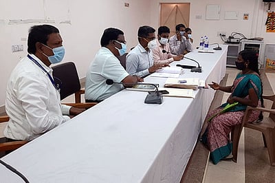 தாட்கோ மூலம் கடனுதவி பெற விண்ணப்பித்தவா்களிடம் நோ்காணல்