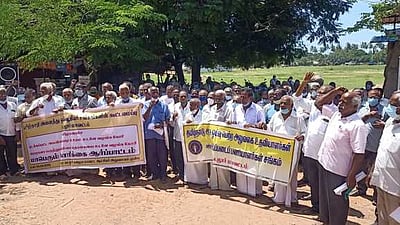 கடலூரில் ஓய்வூதியா்கள் ஆா்ப்பாட்டம்