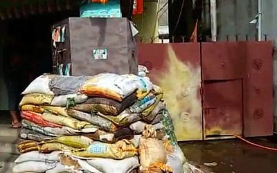 கொல்கத்தாவில் பாஜக எம்பி வீட்டில் வெடிகுண்டுகள் வீச்சு