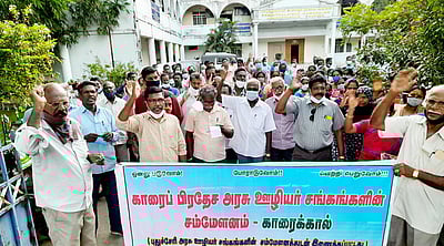 அரசு ஊழியா்கள், ஓய்வூதியா்கள் ஆா்ப்பாட்டம்