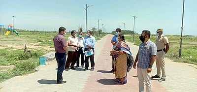 காரைக்கால் கடற்கரையில் ஆட்சியா் ஆய்வு