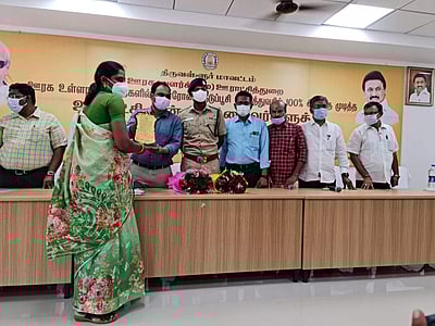 100% கரோனா தடுப்பூசி போட்ட பல்லவாடா ஊராட்சிக்கு மாவட்ட ஆட்சியர் பாராட்டு