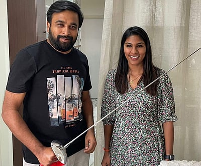 ஒலிம்பிக் வீராங்கனைக்கு தங்கச் சங்கிலியை பரிசளித்த சசிகுமார்