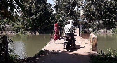 கூத்தாநல்லூர்: 20 கிராம மக்கள் பயன்படுத்தும் பாதுக்காப்பில்லாத பாலம்