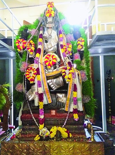 நவகிரகங்களை ஏந்திய விநாயகர்!