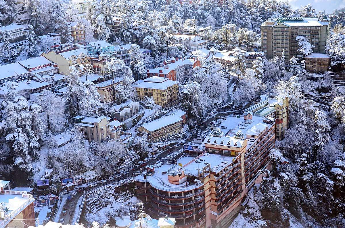 சுற்றுலா தலமான சிம்லாவில் கடுமையான பனிப்பொழிவுக்குப் பிறகு ரம்மியமாக காட்சியளிக்கும் மலை மற்றும் அதன் சார்ந்த பகுதிகள்.