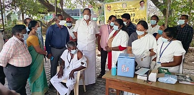 பூஸ்டர் தடுப்பூசி திட்டம்: ராணிப்பேட்டை மாவட்டத்தில் அமைச்சர் ஆர்.காந்தி தொடங்கி வைத்தார்