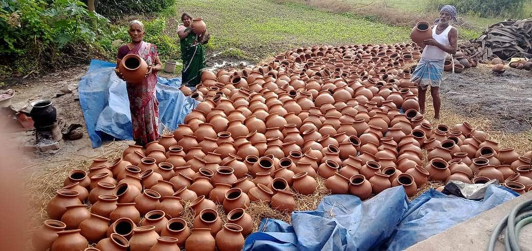 விற்பனைக்காகத் தயாராகும் பொங்கல் மண்பானைகள்!