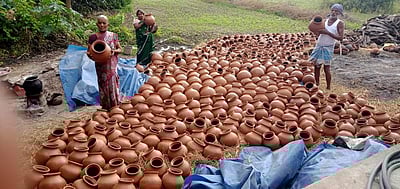 விற்பனைக்காகத் தயாராகும் பொங்கல் மண்பானைகள்!