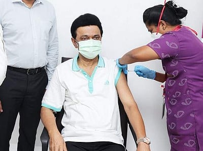 பூஸ்டா் தடுப்பூசி செலுத்திக் கொண்டாா் முதல்வா்!