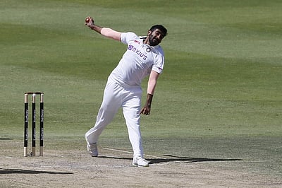 7 விக்கெட்டுகளை இழந்தது தென் ஆப்பிரிக்கா: நிதானம் காட்டும் பீட்டர்சென்