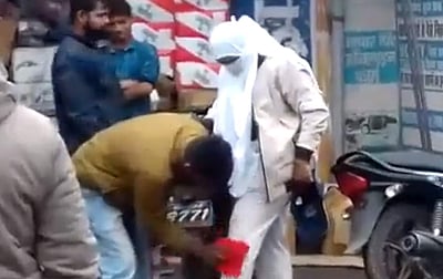 ம.பி: காலை துடைக்கச் சொல்லி இளைஞரை அடித்த பெண் காவலர்