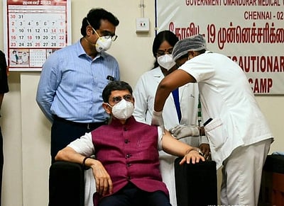 ஆளுநர் ஆர்.என்.ரவி பூஸ்டர் தடுப்பூசி செலுத்திக்கொண்டார்