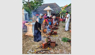 சீர்காழி அருகே அனைத்து மதத்தினரும் சேர்ந்து சமத்துவ பொங்கல் வைத்துக் கொண்டாட்டம் 