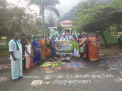 லோயர் கேம்பில் பென்னிகுயிக் பிறந்தநாள் விழா: பெண்கள் பொங்கல் வைத்து வழிபாடு 