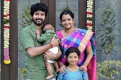 முதன்முறையாக மகனுடன் இருக்கும் புகைப்படத்தை பகிர்ந்த சிவகார்த்திகேயன்