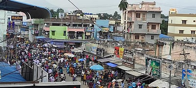 பென்னாகரம்: வாகனங்கள் நிறுத்த இடமில்லாததால் போக்குவரத்து நெரிசல்