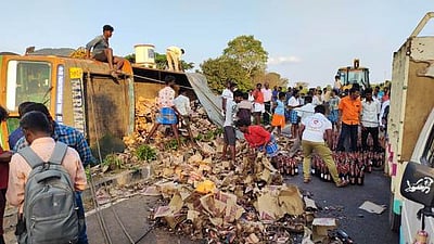 அரசு மதுபானம் ஏற்றி வந்த லாரி கவிழ்ந்து விபத்து