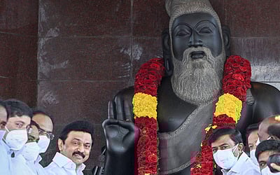 திருவள்ளுவர் சிலைக்கு முதல்வர் மலர்தூவி மரியாதை - புகைப்படங்கள்