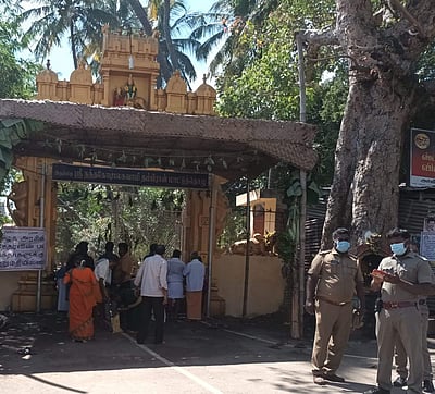 கம்பம் நந்தகோபாலன் மாட்டுத்தொழு கோயில் வாயிலில் பக்தர்கள் வழிபாடு