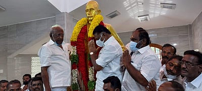 பென்னி குயிக்கின் 181 ஆவது  பிறந்த நாள் விழா: ஓபிஎஸ் மாலை அணிவித்து அஞ்சலி