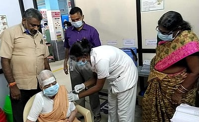 காஞ்சிபுரத்தில் பூஸ்டர் தடுப்பூசி செலுத்திக் கொண்ட 100 வயது மூதாட்டி