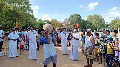ஸ்ரீவில்லிபுத்தூரில் இளவட்டக்கல் தூக்கும் போட்டி:  ஆர்வத்துடன் பங்கேற்ற இளைஞர்கள்