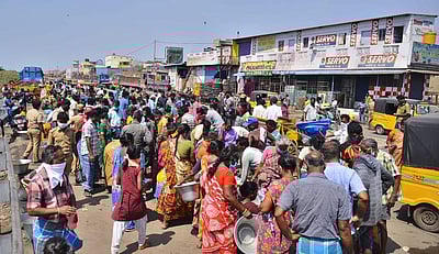 ஞாயிறன்று ஊரடங்கு: காசிமேட்டில் மீன்வாங்கக் குவியும் மக்கள்