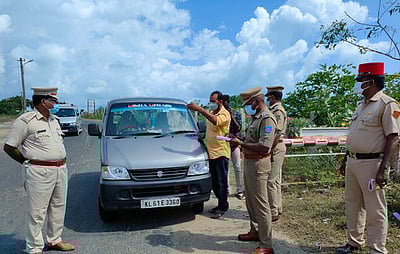 காரைக்கால் எல்லைகளில் போலீஸாா் தீவிர சோதனை