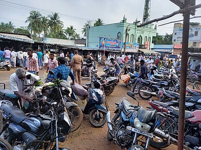 இறைச்சி கடைகளில் மக்கள் கூட்டம்.