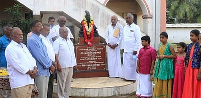 திருவள்ளுவா் சிலைக்கு மாலை அணிவித்து மரியாதை