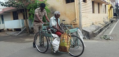 ஊரடங்கில் மாற்றுத்திறனாளிக்கு உதவிய காவலர்