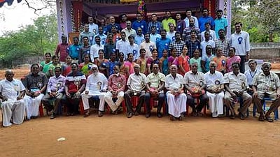 அரசுப் பள்ளி முன்னாள் மாணவா்கள் சந்திப்பு