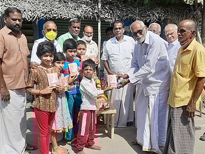 கரூரில் திருவள்ளுவா் சிலைக்கு மாலை அணிவித்து மரியாத