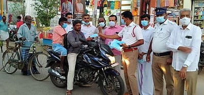 புதுகையில் இலவசமாக முகக்கவசம் வழங்கல்