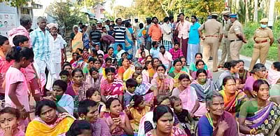 இடையப்பட்டியில் இளைஞா்கள் மீது தாக்குதல்: சாலை மறியல்