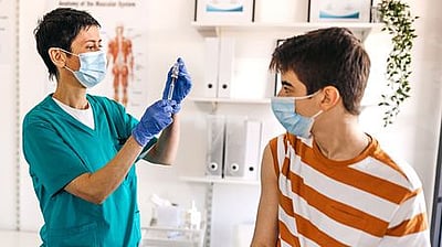 பிரிட்டன்: 16-17 வயதினருக்கு பூஸ்டா் தவணை தடுப்பூசி