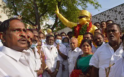 ஈரோடு: எம்.ஜி.ஆர். சிலைக்கு அதிமுகவினர் மாலை அணிவித்து மரியாதை