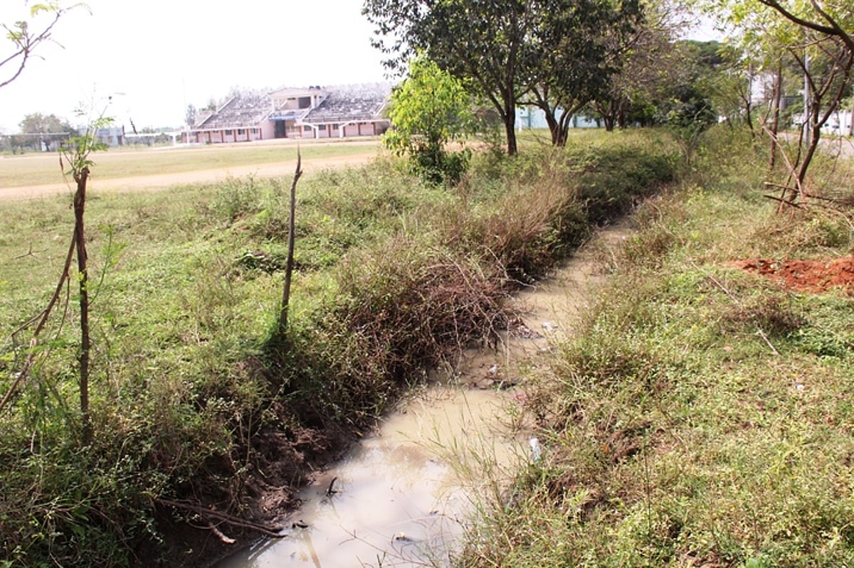 ரூ.1.23 கோடி நிதி ஒதுக்கி ஓராண்டாகியும் தாமதமாகும் மாவட்ட விளையாட்டு மைதான சுற்றுச்சுவா் பணி !