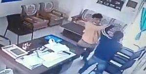 கல்லூரி முதல்வரை தாக்கிய பேராசிரியர்...வெளியான பரபரப்பு விடியோ