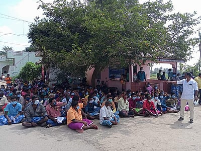 கடத்தூர் அருகே வீட்டு மனைப் பட்டா வழங்கக் கோரி முற்றுகை போராட்டம்