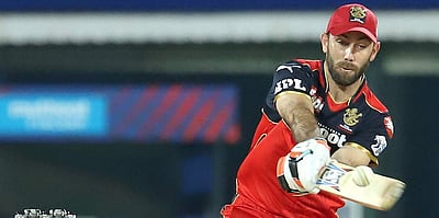 டி20: 64 பந்துகளில் 154* ரன்கள் குவித்து மேக்ஸ்வெல் சாதனை