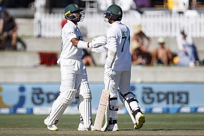 ஜாய், ஷன்டோ அரைசதம்: வங்கதேசம் நல்ல தொடக்கம்