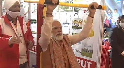 விளையாட்டு திடலுக்கு அடிக்கல் நாட்டி உடற்பயிற்சி செய்தார் பிரதமர் மோடி