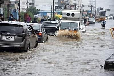 கனமழையால் சாலைகள் சேதம்: சென்னையில் போக்குவரத்து மாற்றம்