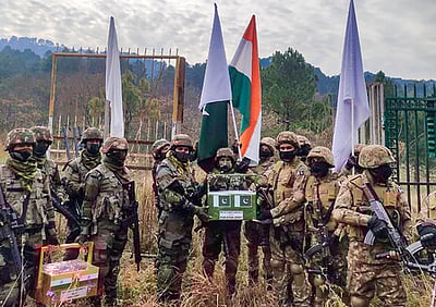 புத்தாண்டு: எல்லையில் பாக்., சீன வீரா்களுடன் இனிப்புகள் பரிமாறிக் கொண்ட இந்திய வீரா்கள்!