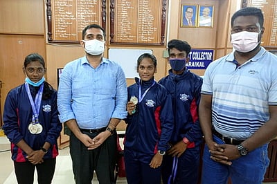 தேசிய வலுதூக்கும் போட்டியில் பதக்கம் வென்றவா்களுக்குப் பாராட்டு