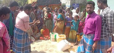 தரமற்ற அரிசி: லாரியை சிறை பிடித்து பொதுமக்கள் போராட்டம்