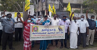 தமிழ்நாடு ஆரம்பப் பள்ளி ஆசிரியா் கூட்டணி ஆா்ப்பாட்டம்